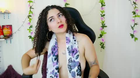Snapshot of merida_bell18 chatting on 02-25-25, 11:55 Merida Bell online show from 02-25-25, 11:55