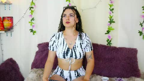 Snapshot of merida_bell18 chatting on 02-28-25, 11:45 Merida Bell online show from 02-28-25, 11:45