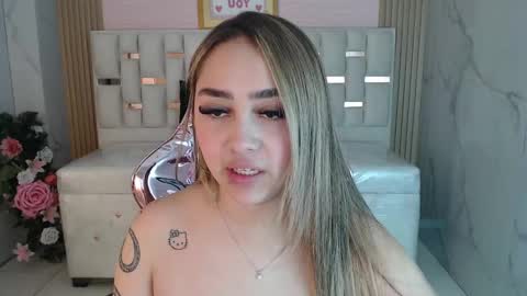 Snapshot of merloth_sub chatting on 02-20-25, 03:01 Merloth online show from 02-20-25, 03:01