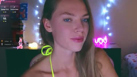 Snapshot of merry_dancers_ chatting on 11-29-25, 04:21 Susan online show from 11-29-25, 04:21