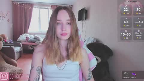 Snapshot of merryl_clark chatting on 05-19-26, 10:32 Sara online show from 05-19-26, 10:32