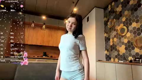 Snapshot of mewpuff chatting on 06-20-26, 10:40 mewpuff online show from 06-20-26, 10:40
