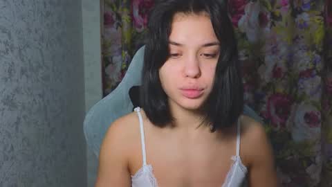 Mia online show from 11-02-25, 04:04