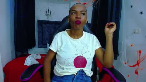 Snapshot of mia__thomson_ chatting on 11-05-25, 12:27 MIA online show from 11-05-25, 12:27