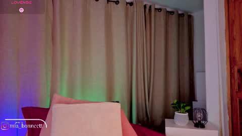 Snapshot of mia_bonneett chatting on 07-12-26, 05:53 online show from 07-12-26, 05:53