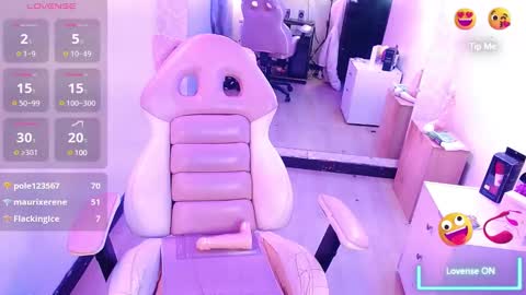 Snapshot of mia_collens_ chatting on 02-14-25, 08:31 MIA online show from 02-14-25, 08:31