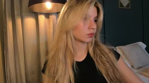 M I A  online show from 06-17-26, 07:04