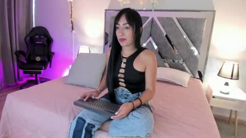 Snapshot of mia_davis__ chatting on 05-27-26, 12:02 mia_davis__ online show from 05-27-26, 12:02