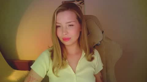 Snapshot of mia_fleur_ chatting on 06-14-26, 08:44 Mia online show from 06-14-26, 08:44