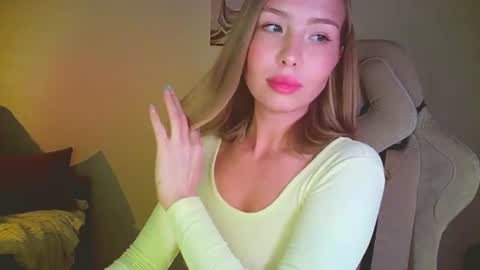 Mia online show from 06-17-26, 09:16