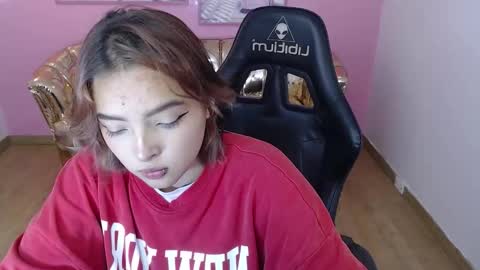 Snapshot of mia_foster_t chatting on 10-17-25, 12:52 Mia online show from 10-17-25, 12:52