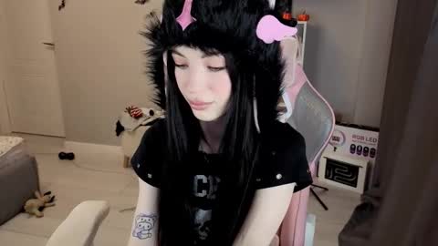 Snapshot of mia_gothh chatting on 11-28-25, 03:14 MIA HELP ME REACH 100 LIKES online show from 11-28-25, 03:14