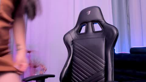 Mia online show from 01-12-25, 02:09