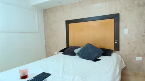 MIALOPEZ      .     Y      .      online show from 02-10-25, 06:24