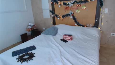 MIALOPEZ      .     Y      .      online show from 12-04-25, 09:01