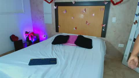 MIALOPEZ      .     Y      .      online show from 03-12-26, 06:25