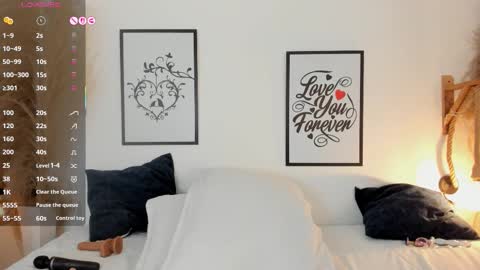 Mia online show from 10-22-25, 01:22