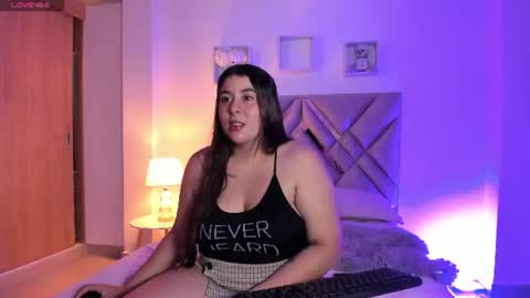 Snapshot of mia_lov_ chatting on 06-16-26, 08:00 MIA online show from 06-16-26, 08:00