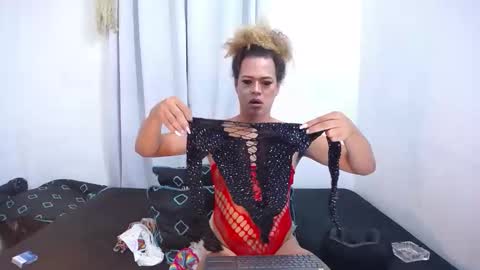 Snapshot of mia_luxce29 chatting on 11-09-25, 04:00 ---Mia--- online show from 11-09-25, 04:00