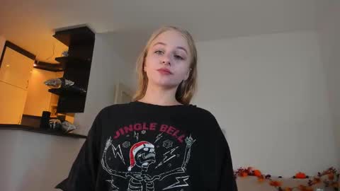 Snapshot of mia_meows chatting on 09-17-25, 10:39 Mia here Appreciate your support online show from 09-17-25, 10:39