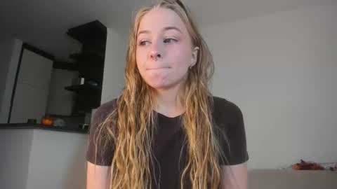 Snapshot of mia_meows chatting on 10-27-25, 12:53 Mia here Appreciate your support online show from 10-27-25, 12:53