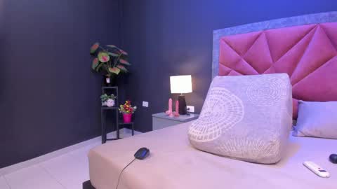 Snapshot of mia_milff chatting on 06-07-26, 06:22 MIA online show from 06-07-26, 06:22