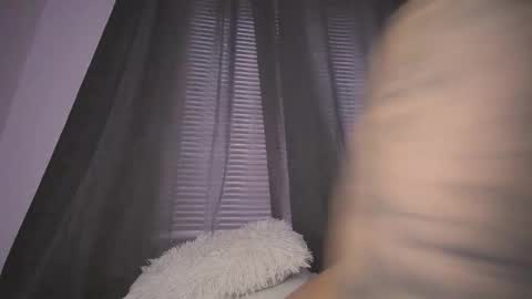 mia independent model online show from 11-28-25, 02:20