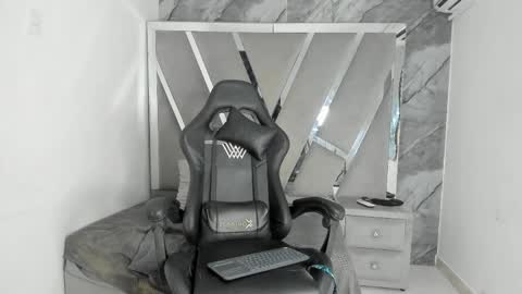 mia_petiteht online show from 04-06-26, 10:11