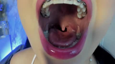 Snapshot of mia_roux13 chatting on 11-04-25, 09:03 Mia Roux online show from 11-04-25, 09:03