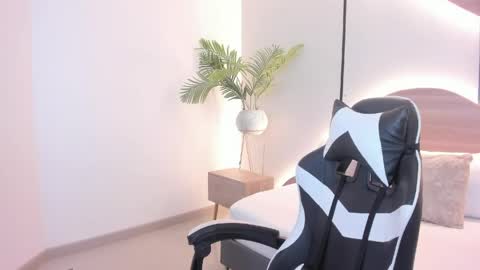 M I A online show from 06-04-26, 02:39