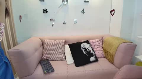 Snapshot of mia_suki chatting on 03-08-25, 08:14 Mia online show from 03-08-25, 08:14