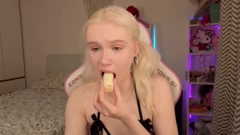 Mia online show from 03-14-26, 03:23