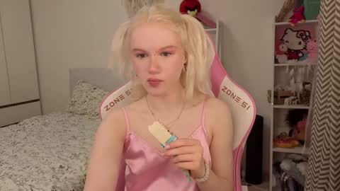 Mia online show from 03-15-26, 03:12