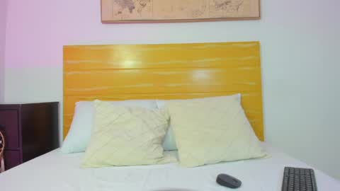 M I A online show from 04-12-26, 03:00