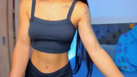 Snapshot of mia_world_ chatting on 10-25-25, 10:56 online show from 10-25-25, 10:56