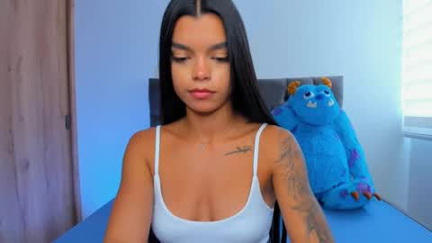 Snapshot of mia_world_ chatting on 10-26-25, 06:14 online show from 10-26-25, 06:14