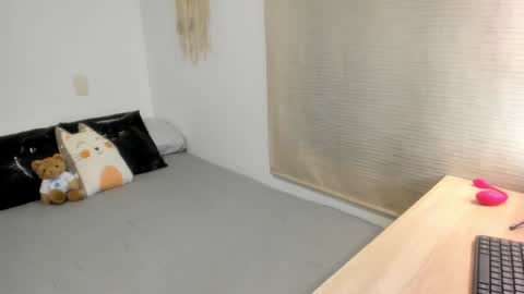 Mia   online show from 01-29-25, 09:28