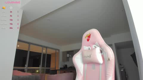 Snapshot of mia_yourmommy chatting on 01-22-25, 07:03 online show from 01-22-25, 07:03