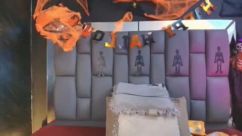 Mia online show from 10-22-25, 12:05