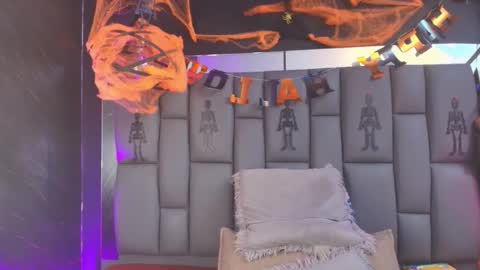 Mia online show from 11-01-25, 12:07