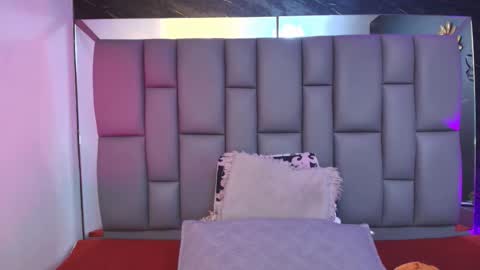 Mia online show from 11-12-25, 12:05