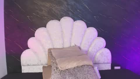 Mia online show from 04-06-26, 12:06