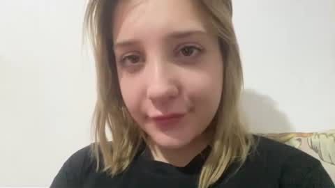 Hi guys Im Mia Im new here help me to figure out how everything works here xD online show from 07-05-26, 08:27