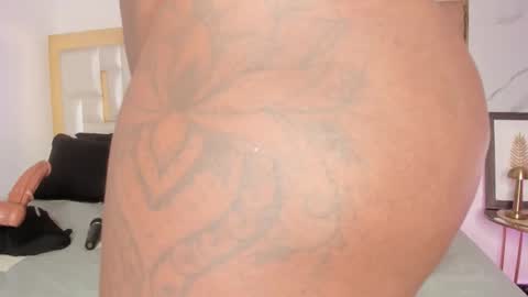 Snapshot of miaaxxx_ chatting on 09-21-25, 08:32 Mia online show from 09-21-25, 08:32