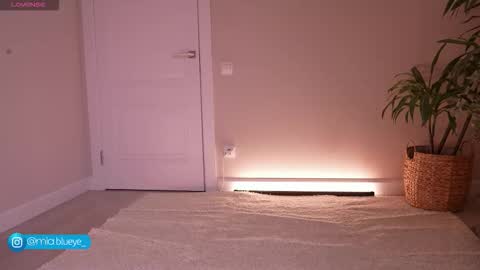 miablueye online show from 10-25-25, 05:30