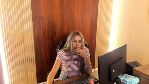 Snapshot of miacarperrlux chatting on 01-30-25, 12:50 MiaCarper online show from 01-30-25, 12:50