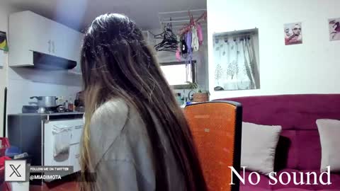 Snapshot of miadimota chatting on 01-16-25, 11:06 Mia online show from 01-16-25, 11:06