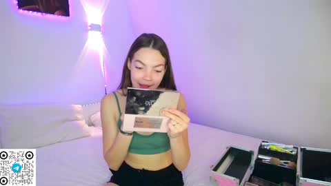 Snapshot of miafiora chatting on 05-19-26, 01:11 Mia online show from 05-19-26, 01:11