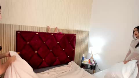 Snapshot of miah_bella chatting on 10-17-25, 08:00 Miah and Bella online show from 10-17-25, 08:00