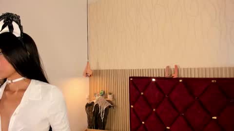 Snapshot of miah_bella chatting on 10-31-25, 07:04 Miah and Bella online show from 10-31-25, 07:04